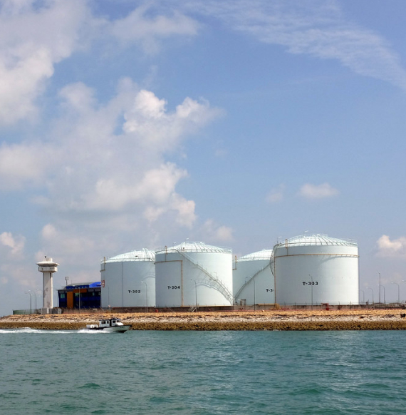 Bulk liquid storage tanks